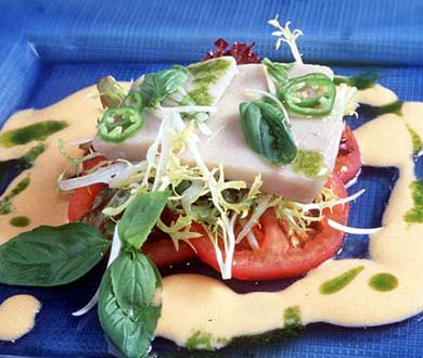 Ensalada de bonito marinado con mouselina de gazpacho y aceite de albahaca