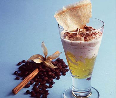 Gelatina de orujo de hierbas con leche merengada y crema de café