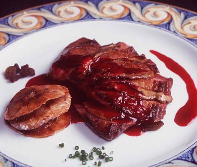 Magret de pato y foie fresco en agridulce de frambuesas con puré y crujiente de manzana