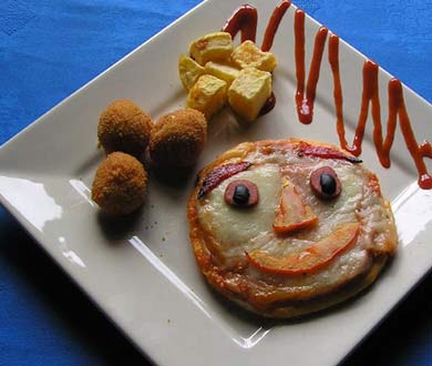 Crêpes de patata y hongos rellenos de txangurro coplato infantil (pizza con croquetas de jamon y patatas fritas con ketchup)