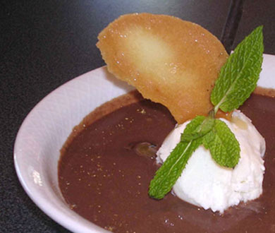 Sopa de chocolate amargo con sorbete de coco y menta sobre crujiente de calabaza